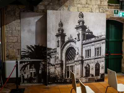 Notiamo innanzitutto una serie di negativi su lastre di vetro e fotografie apposte sulle pareti laterali della sala, in maggioranza scattate da Liborio Antonelli Matteucci, che ritraggono l�espansione del centro storico fino all�ingresso del murattiano. Tra queste spiccano l�immagine della vecchia ubicazione del museo nel Margherita, con i vecchi lampioni dell�epoca